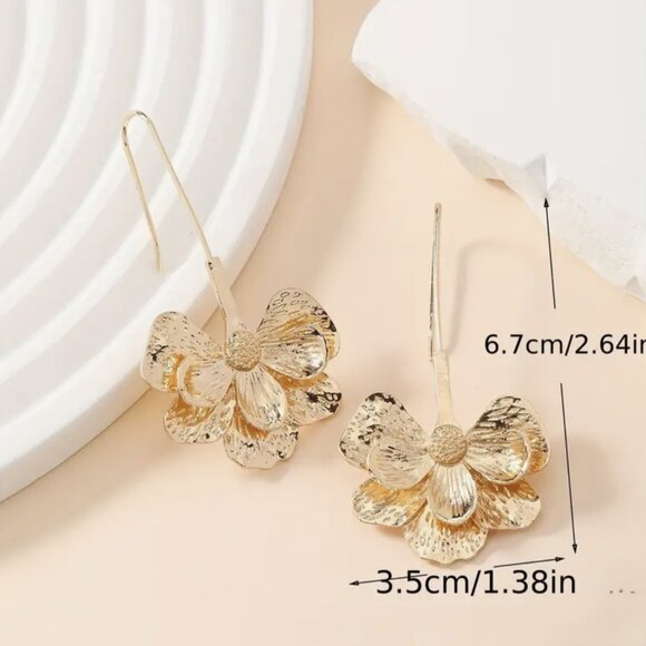NEW Sidney Gold Flower Drop Statement Earrings - Picture 4 of 4